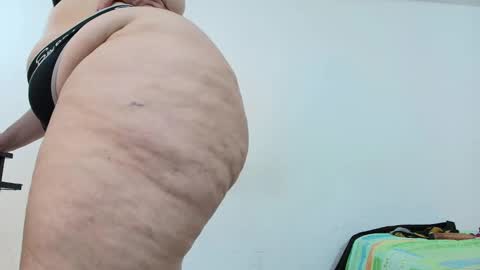 Snapshot of sexy_curvi chatting on 02.25.25 karla           instagram  online show from 02.25.25