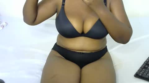 Snapshot of sexy_curvy2 chatting on 10.03.25 bubble online show from 10.03.25