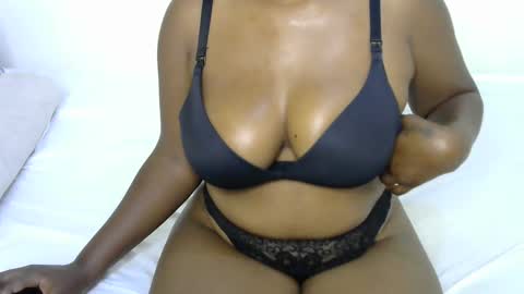 Snapshot of sexy_curvy2 chatting on 10.06.25 bubble online show from 10.06.25