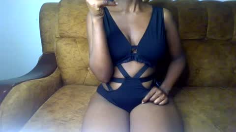 Snapshot of sexy_ellahh chatting on 06.25.26 Ellahh online show from 06.25.26