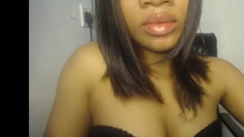 Snapshot of sexy_goddess_pet chatting on 06.11.26 Ella online show from 06.11.26