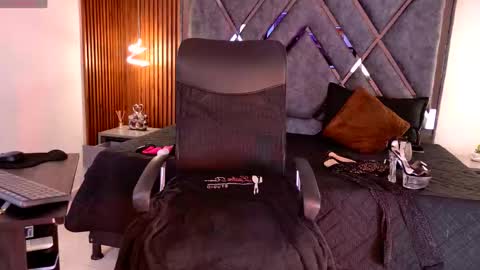 Snapshot of sexy_hot_milf_ chatting on 02.23.26 Dafne online show from 02.23.26