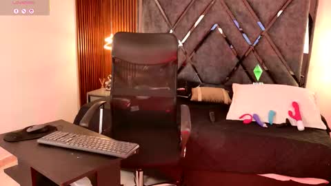 Snapshot of sexy_hot_milf_ chatting on 02.28.26 Dafne online show from 02.28.26