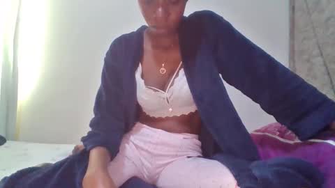 Snapshot of sexy_leila3 chatting on 10.23.25 kayla online show from 10.23.25