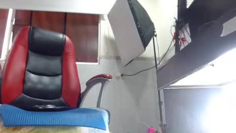 Snapshot of sexy_mature_hot01 chatting on 10.03.25 MARIPOSA online show from 10.03.25