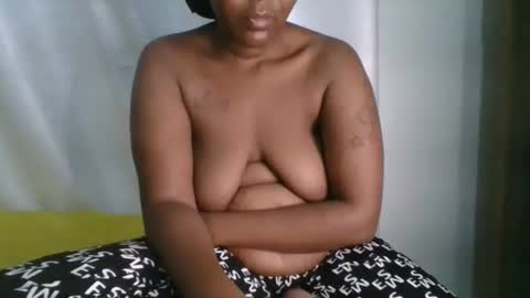 Snapshot of sexy_milk_slut chatting on 09.10.25 milky online show from 09.10.25