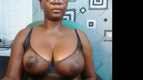 Snapshot of sexy_pearl12 chatting on 12.09.24 zoe online show from 12.09.24