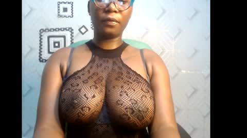 Snapshot of sexy_pearl12 chatting on 02.02.25 zoe online show from 02.02.25