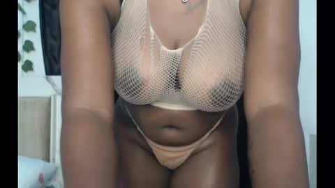 Snapshot of sexy_pearl12 chatting on 09.21.25 zoe online show from 09.21.25