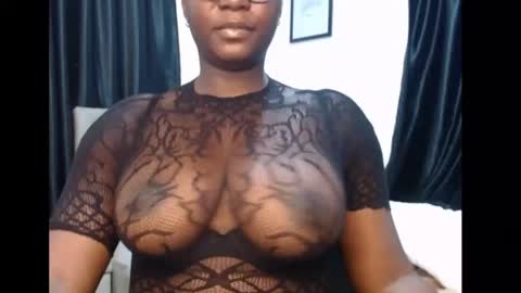 Snapshot of sexy_pearl12 chatting on 05.19.26 zoe online show from 05.19.26