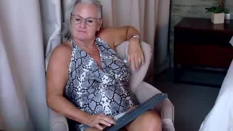 Snapshot of sexyalliekay chatting on 08.09.26 Sexy GILF Allie Kay online show from 08.09.26