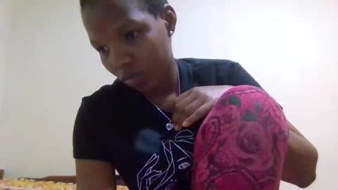 Snapshot of sexybrown14 chatting on 09.14.25 Essy online show from 09.14.25