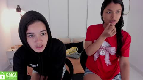 Snapshot of sexychanell_18 chatting on 01.11.25 chanell and yina online show from 01.11.25