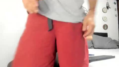 Snapshot of sexycolombian2022 chatting on 06.21.26 Antonioylola online show from 06.21.26