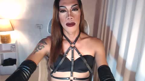 Snapshot of sexydevine_34 chatting on 12.21.25 Devine online show from 12.21.25