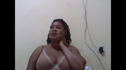 Snapshot of sexydove2 chatting on 09.23.25 EMILY online show from 09.23.25