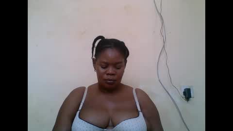 Snapshot of sexydove2 chatting on 09.27.25 EMILY online show from 09.27.25