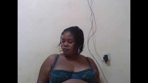 Snapshot of sexydove2 chatting on 10.03.25 EMILY online show from 10.03.25