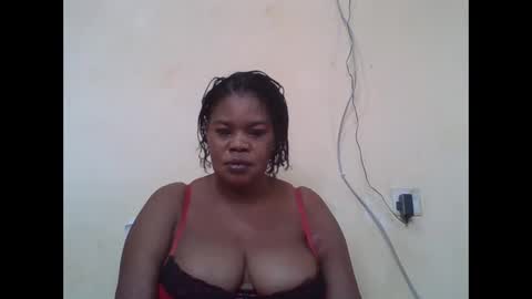 Snapshot of sexydove2 chatting on 10.05.25 EMILY online show from 10.05.25