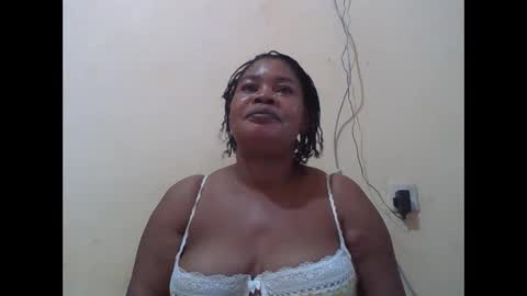 Snapshot of sexydove2 chatting on 10.08.25 EMILY online show from 10.08.25