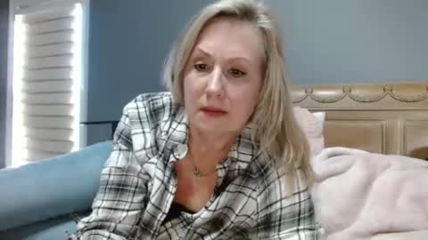 Snapshot of sexyfloridamilf chatting on 01.04.25 LisaisLuscious online show from 01.04.25