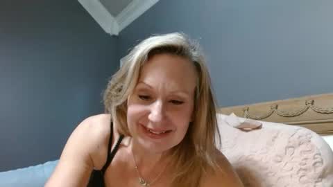Snapshot of sexyfloridamilf chatting on 01.30.25 LisaisLuscious online show from 01.30.25