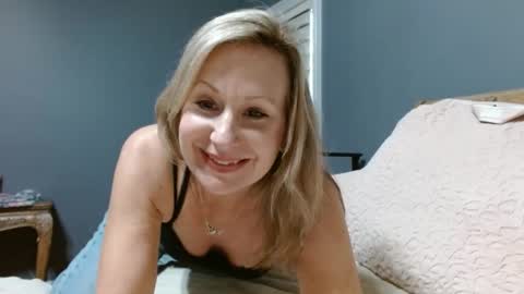 Snapshot of sexyfloridamilf chatting on 02.11.25 LisaisLuscious online show from 02.11.25