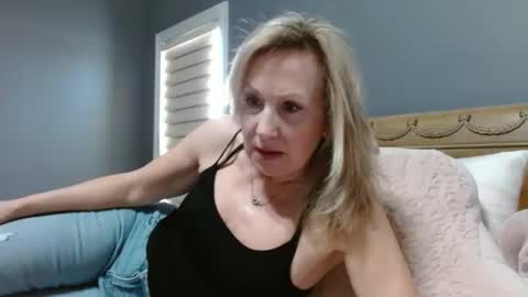 Snapshot of sexyfloridamilf chatting on 02.25.25 LisaisLuscious online show from 02.25.25