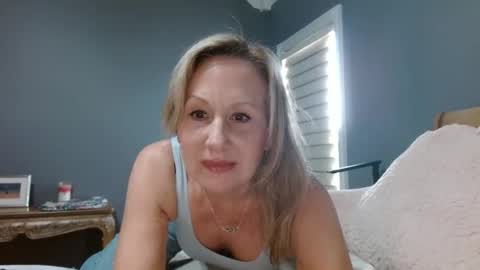 Snapshot of sexyfloridamilf chatting on 03.10.25 LisaisLuscious online show from 03.10.25