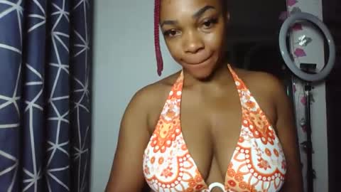 Snapshot of sexykuchie889 chatting on 05.19.26 malia online show from 05.19.26