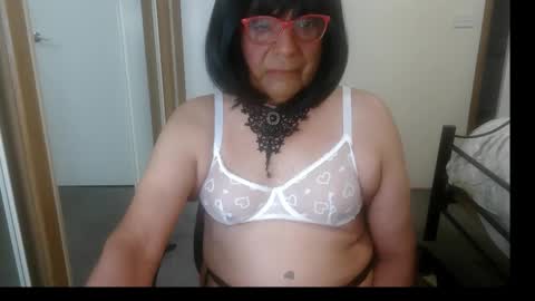 Snapshot of sexylunatrans chatting on 11.28.25 Luna online show from 11.28.25