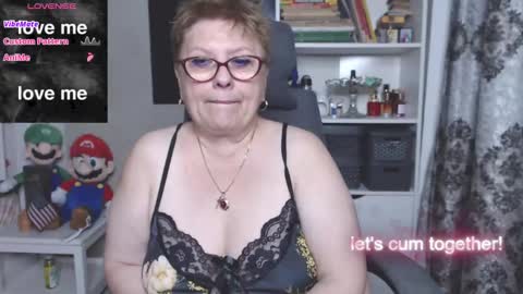 Snapshot of sexylynette4u chatting on 10.27.25 sexylynette4u online show from 10.27.25