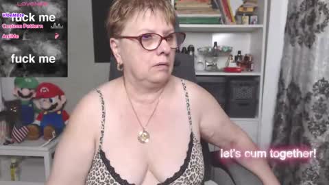 Snapshot of sexylynette4u chatting on 11.25.25 sexylynette4u online show from 11.25.25