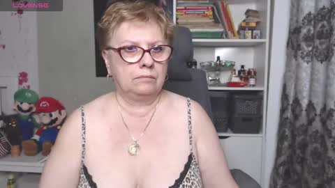 Snapshot of sexylynette4u chatting on 11.27.25 sexylynette4u online show from 11.27.25