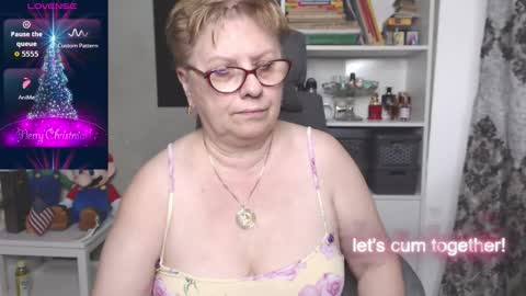Snapshot of sexylynette4u chatting on 12.15.25 sexylynette4u online show from 12.15.25