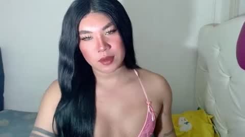 Snapshot of sexymika_xoxo chatting on 12.05.25 Mika online show from 12.05.25