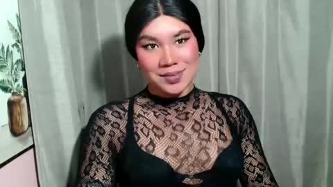 Snapshot of sexymika_xoxo chatting on 05.25.26 Mika online show from 05.25.26