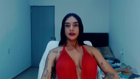 Snapshot of sexynatalia25 chatting on 12.18.24 Natalia Duran online show from 12.18.24