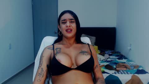Snapshot of sexynatalia25 chatting on 12.19.24 Natalia Duran online show from 12.19.24