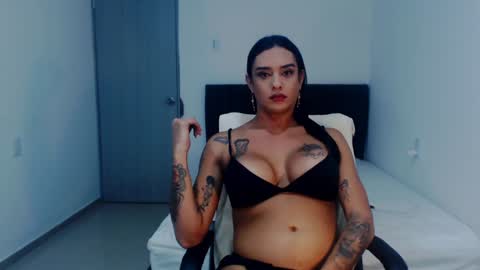 Snapshot of sexynatalia25 chatting on 01.16.25 Natalia Duran online show from 01.16.25