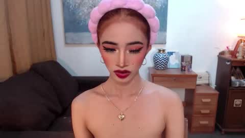 Snapshot of shaina_cummer chatting on 12.23.25 shaina online show from 12.23.25