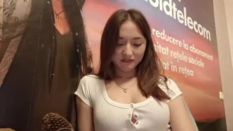 Snapshot of shalandaneubauer chatting on 07.28.26 Lily online show from 07.28.26