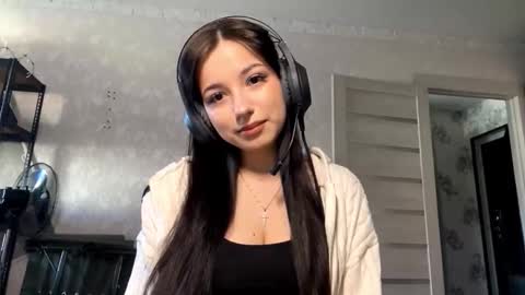 Snapshot of shanaecornish chatting on 10.21.25 Viola online show from 10.21.25