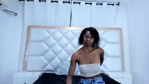 Snapshot of shanelle__ chatting on 11.03.25 S H A N E L L E online show from 11.03.25