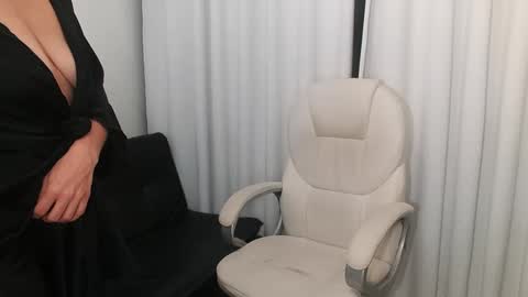 Snapshot of shantalxxx67 chatting on 02.11.25 shantal online show from 02.11.25