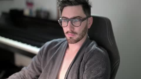 Snapshot of shape80 chatting on 11.09.25 frenchy boy online show from 11.09.25