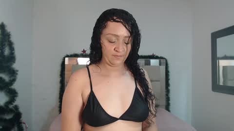 Snapshot of sharlotte__jones chatting on 12.28.24 Sara online show from 12.28.24