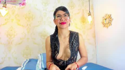 Snapshot of sharon_leather chatting on 10.17.25 sharon_leather online show from 10.17.25