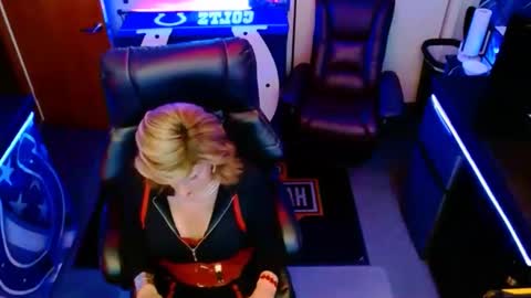 Snapshot of sharoncoxxx chatting on 10.27.25 sharoncoxxx online show from 10.27.25