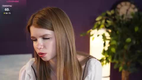 Snapshot of shelleyborom chatting on 10.17.25 Sofia online show from 10.17.25